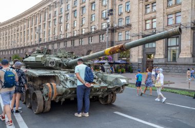 En modern Rus T-90A tanklarından biri Kyiv 'deki Khreshchatyk' te ele geçirilen ve imha edilen Rus teçhizatı sergileniyor.. 