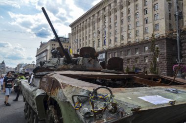 En çok üretilen zırhlı araç BMP-2 Ukrayna 'nın başkenti Kyiv' deki imha edilmiş Rus askeri teçhizatı sergisinde sergilendi.