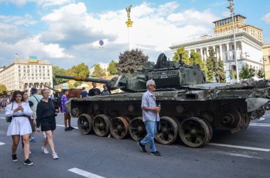 En modern Rus T-90A tanklarından biri Kyiv 'deki Khreshchatyk' te ele geçirilen ve imha edilen Rus teçhizatı sergileniyor.. 