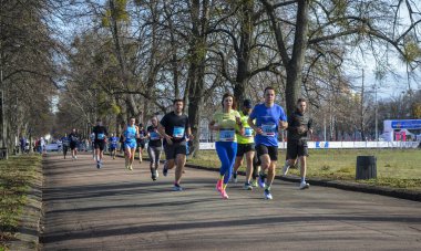 Koşucular spor giyim ve spor ayakkabısı şehir sokaklar boyunca maraton sırasında ile lots