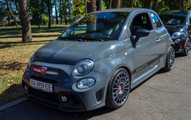 Gri Abarth 595, iki kapılı, önden çekişli salon İtalyan otomobil üreticisi Fiat tarafından şehirde park edilmiş. 