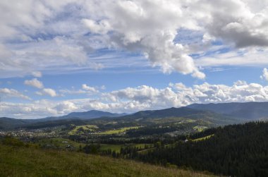 Etrafı tarlalarla çevrili yeşil bir vadi, dağları ve tepeleri saran sık ormanlar. Karpatlar, Ukrayna