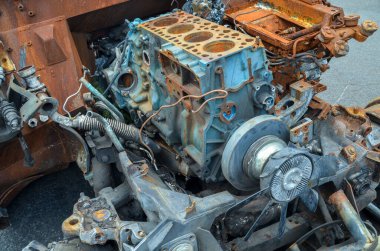 Savaş sonrası Rus askeri aracında yanmış paslı motora yakın çekim Tigr-M