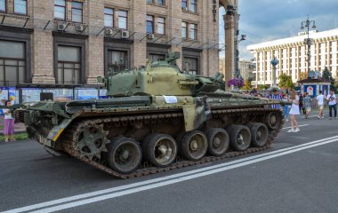 Rus askeri teçhizatının sergilendiği Khreshhatyk caddesinde Ukrayna kuvvetleri tarafından yakalanan T-80 tankı sergilendi.