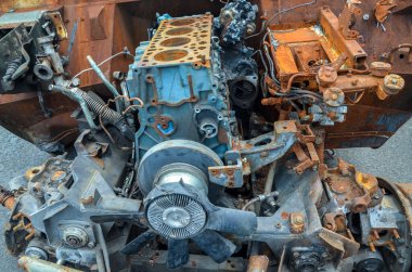 Savaş sonrası Rus askeri aracında yanmış paslı motora yakın çekim Tigr-M