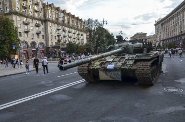 Rus askeri teçhizatının sergilendiği Khreshhatyk caddesinde Ukrayna kuvvetleri tarafından yakalanan T-80 tankı sergilendi.