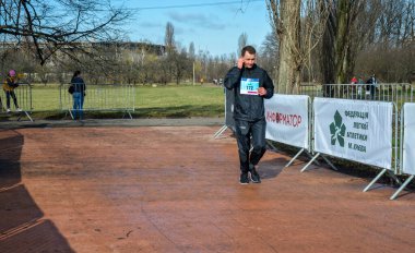 Maraton koşucuları şehir yolunda koşuyor. Sağlıklı yaşam tarzı, spor hobisi. Sokak maratonu, açık hava koşusu, yarışma