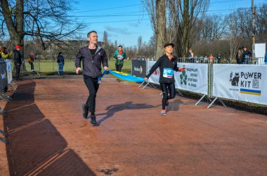 Maraton koşucuları şehir yolunda koşuyor. Sağlıklı yaşam tarzı, spor hobisi. Sokak maratonu, açık hava koşusu, yarışma
