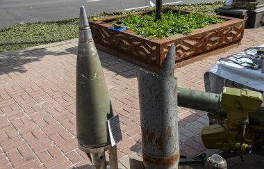 Fünyenin ve Uragan 'ın füze parçasının ana parçası yok edilmiş Rus askeri teçhizatı sergisinde güdümsüz roketin parçası.