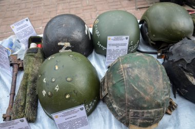 Rus Federasyonu 'nun silahlı kuvvetlerinden oluşan askeri zırhlı miğfer koleksiyonu kurşunlara ve enkazlara karşı korunmak üzere tasarlanmıştır.