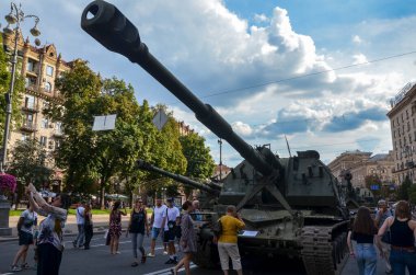 Yanmış ve ezilmiş Rus kendinden güdümlü howitzer 152 mm Msta-S Ukrayna 'daki savaş sırasında yok ediyordu.