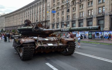Kyiv 'in merkezindeki imha edilmiş Rus zırhlı araçları sergisinde yanmış T-72B tankı.