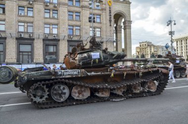 Kyiv 'in merkezindeki imha edilmiş Rus zırhlı araçları sergisinde yanmış T-72B tankı.