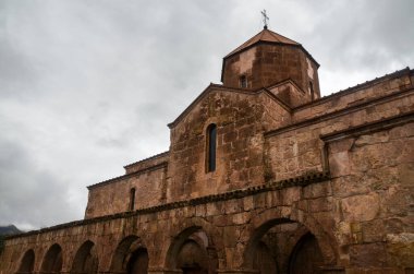 Odzun Manastırı, Kuzey Ermenistan 'daki en güzel dini manzaralardan biridir. Lori, Odzun köyünün merkezinde yer alır. 