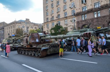 Yanmış ve ezilmiş Rus kendinden güdümlü howitzer 152 mm Msta-S Ukrayna 'da doring savaşını yok ediyordu.
