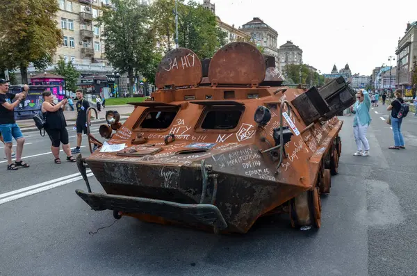 Kyiv 'deki sergi sırasında Khreshchatyk caddesinin ortasına park edilmiş yanmış ve hasar görmüş Rus BTR-60 zırhlı personel taşıyıcısı.