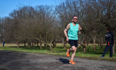 Bir sürü insan ya da sporcu şehir sokaklarında maraton koşuyor.