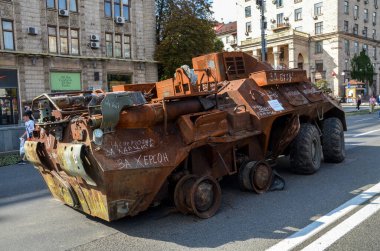 Komuta ve personel aracı Kushetka-B Ukrayna ordusu tarafından ezildi ve Kyiv 'deki Khreschatyk caddesinde yıkılmış Rus ekipmanlarının sergisinde sergilendi.