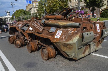 Kyiv 'in merkezindeki Khreschatyk Caddesi' nde Rus işgalcilerin BTR-80 zırhlı personel taşıyıcısının topçu saldırısı sonucu yok edildi.