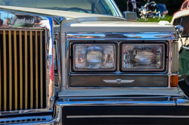 Klasik Amerikan lüks arabası Cadillac DeVille 'in far ışığı