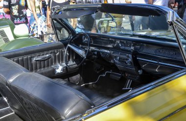 1962 Buick Electra 225, sarı, tam boy limuzin.