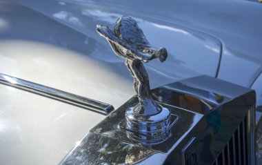 Üstü açılabilir, lüks, beyaz, nadir bulunan Rolls-Royce Corniche araba kaputunda logo amblemi.