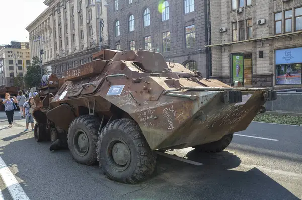 Komuta ve personel aracı Kushetka-B Ukrayna ordusu tarafından ezildi ve Kyiv 'deki Khreschatyk caddesinde yıkılmış Rus ekipmanlarının sergisinde sergilendi.