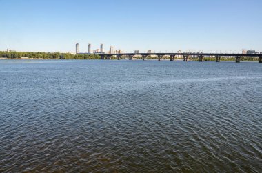 Paton Köprüsü 'nün manzarası, Kyiv şehrinin sol ve sağ kıyılarını yerleşim alanlarındaki gökdelenlerle birleştiren Dnipro Nehri boyunca uzanıyordu.