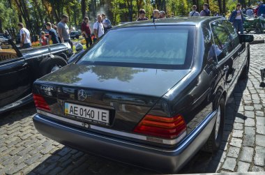Siyah zırhlı eski klasik Mercedes Mercedes Benz S-Sınıfı W140 S600 1994 Kyiv 'deki klasik araba sergisinde