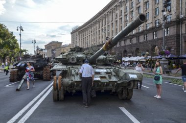 Yanmış bir Rus tankı T-90A Ukrayna 'nın başkenti Kyiv' de yıkılmış Rus askeri araçlarının sergisinde 4 milyon dolara mal oldu.