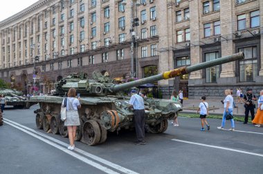 Yanmış bir Rus tankı T-90A Ukrayna 'nın başkenti Kyiv' de yıkılmış Rus askeri araçlarının sergisinde 4 milyon dolara mal oldu.