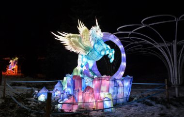 Efsanevi yaratık Pegasus 'un parlak renkli heykeli renkli dağlarda ya da kayalarda bulunur ve aydınlık bir ışık masalı yaratır.