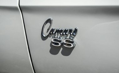 Chevrolet Camaro SS klasik vintage logo markası ve eski model araba üzerindeki metin işareti