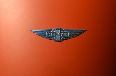 Spor arabanın turuncu kaputunun üzerindeki Morgan Super 3 logosu.