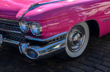 Pembe klasik Amerikan klasik araba Cadillac Eldorado 'nun arka farları.