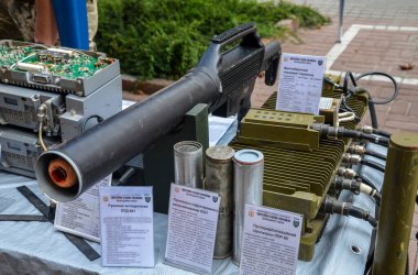 Yakalanan Rus İHA silahı LPD-801 yasak bölgelerdeki İHA 'ların uçuşunu engellemek ve operatöre veri aktarmak için kullanılıyor.