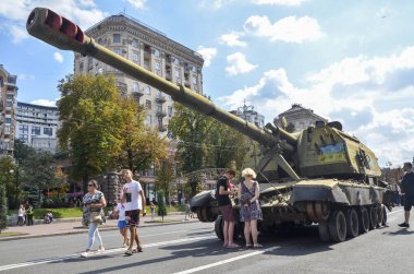 152 mm Msta-S kendinden itişli Rus havan topunun Ukrayna 'nın savaş alanlarında imha edilmesi, ezilmiş askeri teçhizatın bir parçası olarak görülüyor.