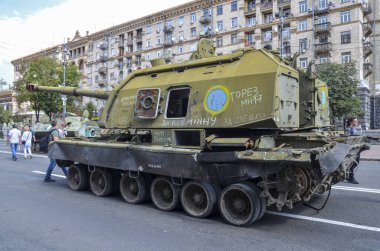 152 mm Msta-S kendinden itişli Rus havan topunun Ukrayna 'nın savaş alanlarında imha edilmesi, ezilmiş askeri teçhizatın bir parçası olarak görülüyor.