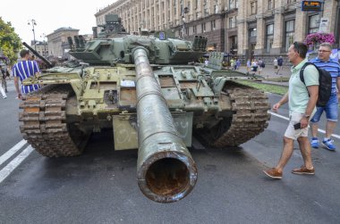 Rus Federasyonu silahlı kuvvetlerinin T-80 tankı Ukrayna ordusu tarafından Khreschatyk caddesinde yıkılmış Rus teçhizatı sergisinde ezildi.