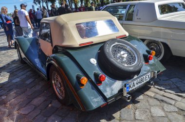 The Morgan Plus Four 'un arka görüntüsü, İngiliz otomobil üreticisi Morgan Morgan tarafından üretilen klasik bir çekiciliği ve stili olan eşsiz bir modern roadster spor arabasıdır. 