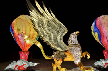 Bir aslanın gövdesi ve bir kartalın başı olan ve birçok kültürde güç, bilgelik ve gücün sembolü olan yayılmış kanatları olan bir Griffin 'in efsanevi hafif heykeli.