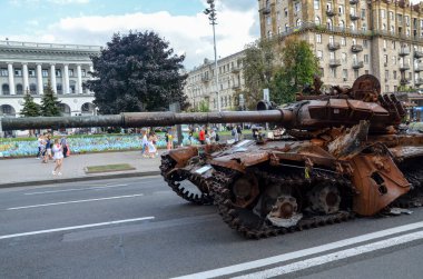 Yanan ve patlayan tank -72B, Kyiv 'deki imha edilmiş askeri araçların sergilendiği bir sergide Rus işgalcilere yapılan topçu saldırısı sonucu imha edildi. 
