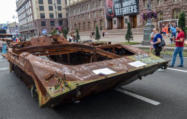 Rus komuta ve personel aracı BMP-1K, en çok üretilen askeri araçlardan biri. Kyiv Oblastı 'nda ateşe verilmekten aciz.