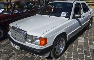 Beyaz klasik Alman arabası Mercedes-Benz W201190E S-Sınıfı 'nın ön tarafı. 