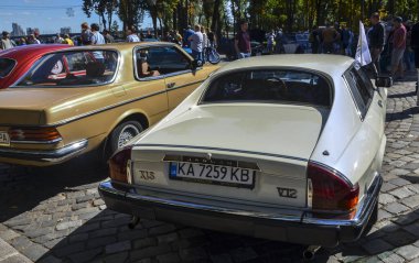 Klasik lüks İngiliz arabası Jaguar XJS V12 1981 'in arka görüntüsü Kyiv' deki eski araba sergisinde sergilendi