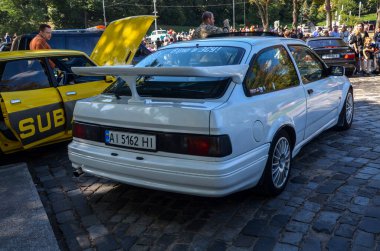 Beyaz Ford Sierra XR klasik araba 1990 'ın arka planı Retro araba sergisinde sergilendi 
