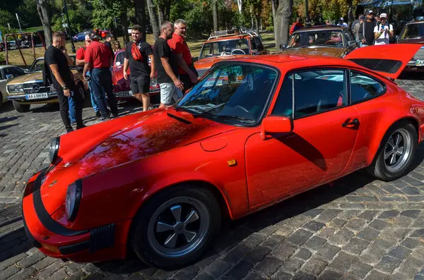 1984 Classic Red Vintage Porsche 911 Carrera, hem performans hem de pratik özelliklerine sahip dikkat çekici bir spor otomobildir. 