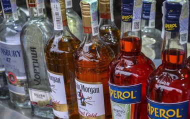 Çeşitli alkol şişelerinin düzenlenmesi. Bu resim içecekler, barlar, alkol perakendecileri veya mutfak bağlamlarıyla ilgili içerikler için ilgili olabilir