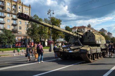 Kyiv 'deki Khreshchatyk caddesinde Rus askeri teçhizatının sergilendiği bir sergide Msta-S' nin yanmış ve tahrip edilmiş şekilde sergilendi.