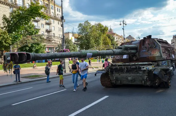 Kyiv 'deki Khreshchatyk caddesinde Rus askeri teçhizatının sergilendiği bir sergide Msta-S' nin yanmış ve tahrip edilmiş şekilde sergilendi.